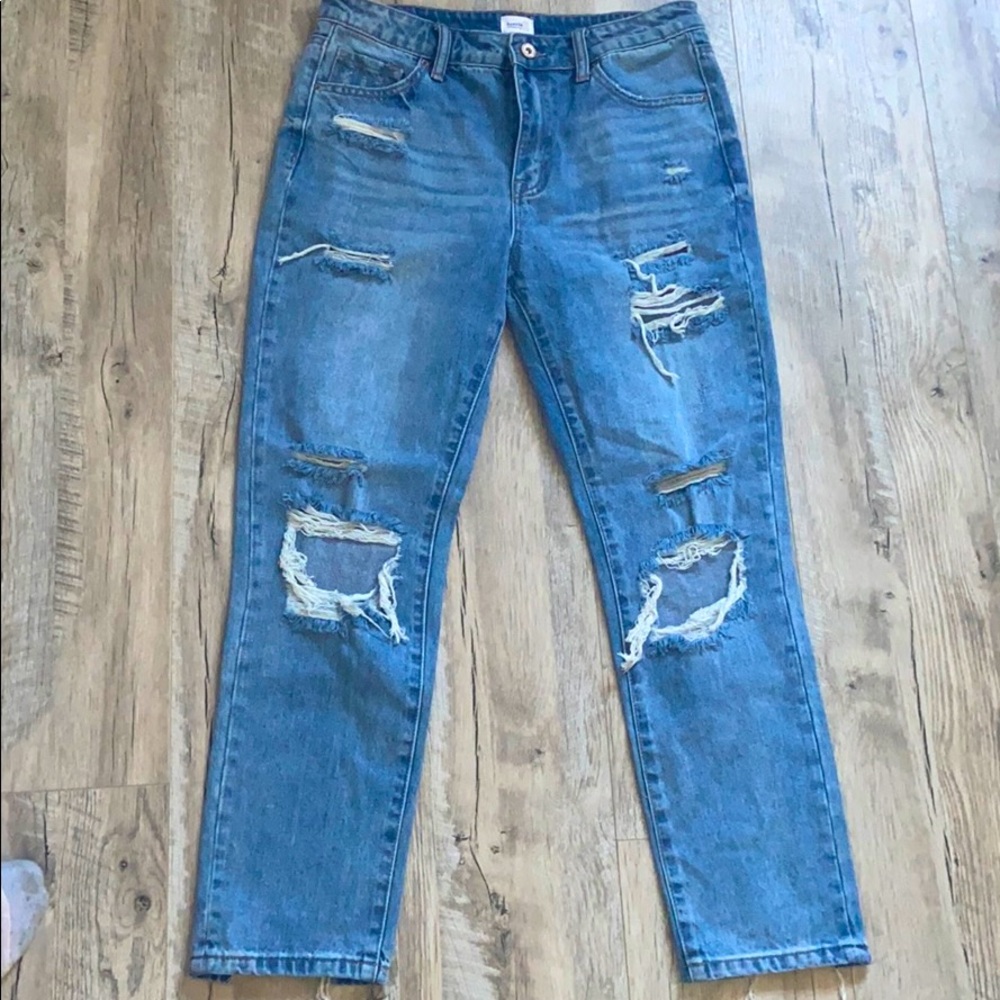 Distressed boyfriend jean